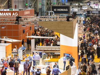 Messetrubel an der Holz: In Halle 1.0 beindruckten die grossen und kleinen Maschinen. Mehr als 32 000 Besucher liessen sich im Oktober von den Innovationen begeistern. 
