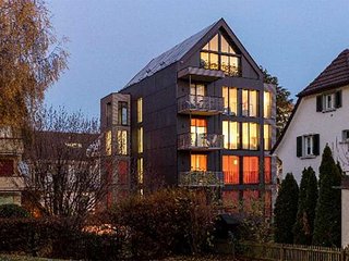 Multifunktionalität der Fassade als gestalterisches Element bei dem Neubau eines MFH in Dübendorf.