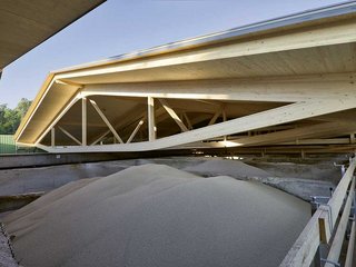 Fachwerkbinder aus Schweizer Brettschichtholz tragen das nur flach geneigte Satteldach. Die Dachsegmente mussten von der Hess Holzbau AG unter laufendem Betrieb montiert werden.

