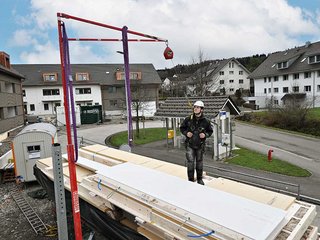 Nicola Signer, Zimmermann bei der Koch AG Holzbau aus Büttikon (AG) nutzt das MKII-System zum sicheren Entladen liegender Elemente von Pritschen.
