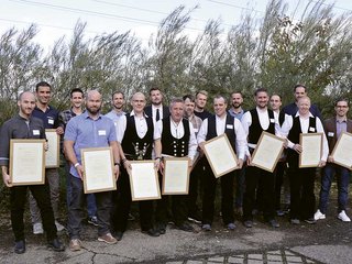 Stolz präsentieren 17 der 19 diplomierten Holzbaumeister ihr Zertifikat.