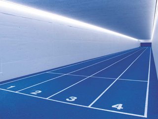Dank holztechnischer Innovationen bietet die 150 Meter lange Sprint- und Sprunganlage in Aarau den Athleten die Möglichkeit zum ganzjährigen Training.
