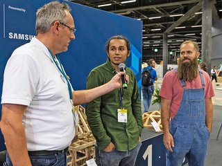 Siegerehrung: Peter Elsasser (l.), Bereichsleiter Bildung Holzbau Schweiz, im Gespräch mit den Zimmerleuten Jherson Lopez (M.) und Kolja Böning (r.).
