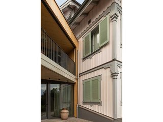 Der moderne neue Wohnbau dockt direkt an das alte historische Bestandsgebäude an.
